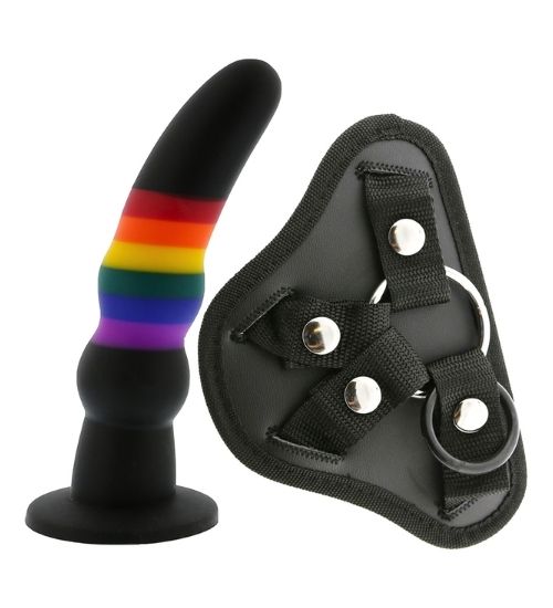 Černý strap-on s duhovými proužky a nastavitelným postrojem