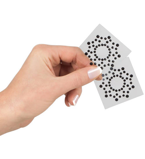 Třpytivé ozdoby na hrudi