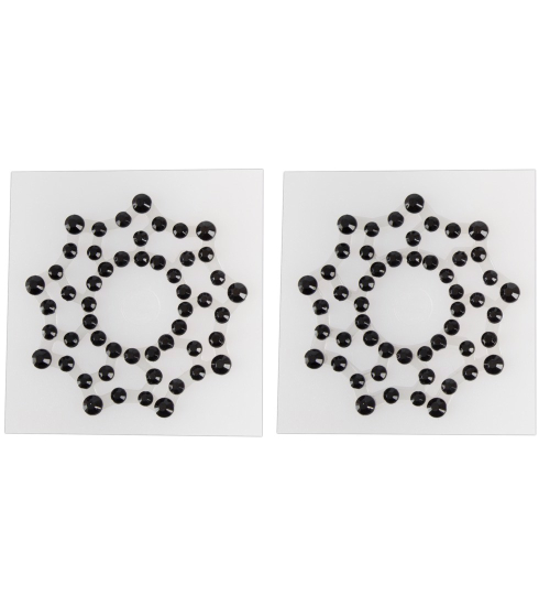 Třpytivé ozdoby na hrudi