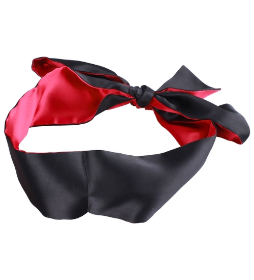 Saténová páska přes oči nebo pouta