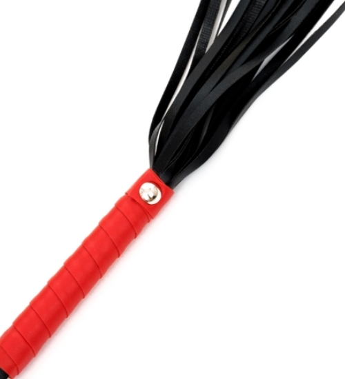 Bič s červenou rukojetí