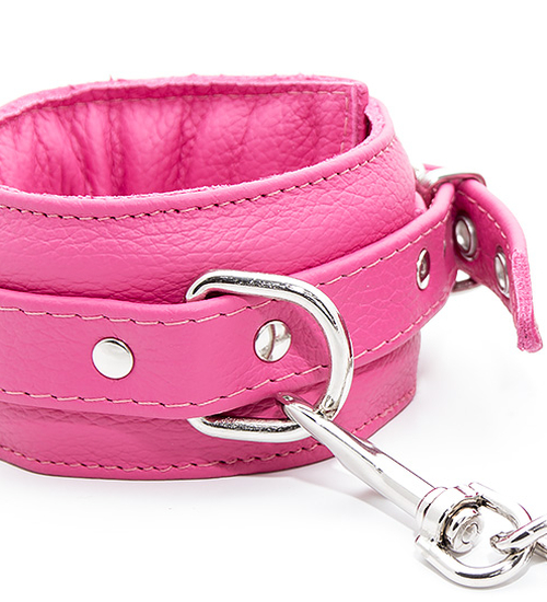 Růžové manžety na nohou