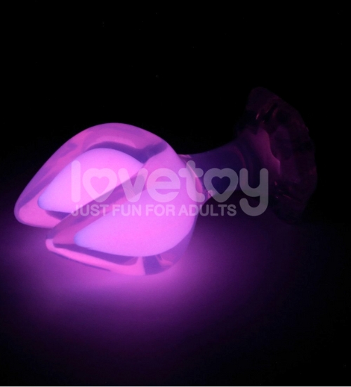 Plug svítící ve tmě