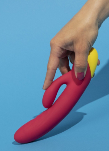 Krásný silikonový vibrátor s výstupkem