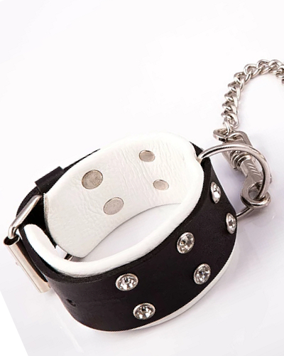 Pouta pro ni s bílými prvky - na nohy