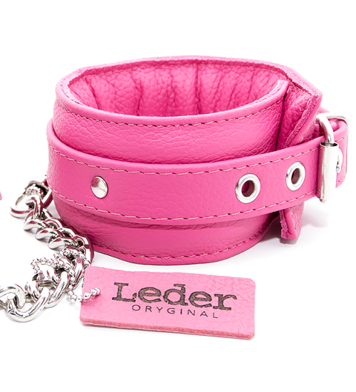 Růžové manžety na nohou