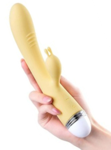 Žlutý vibrátor s výstupkem pro stimulaci klitorisu