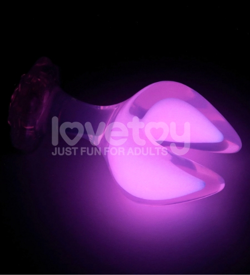 Plug svítící ve tmě