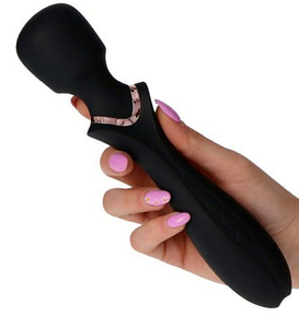 Černý masér klitorisu v hůlce