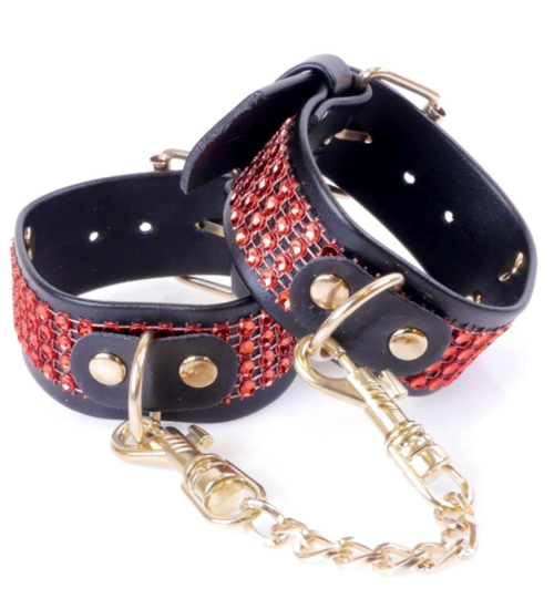 Pouta s červenými flitry