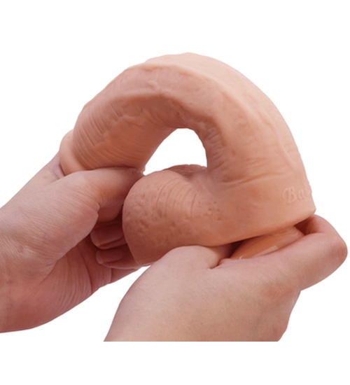 Velké dildo v kybernetické kůži