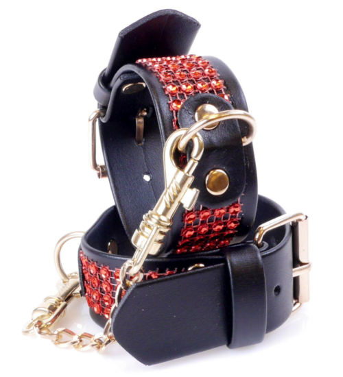 Pouta s červenými flitry