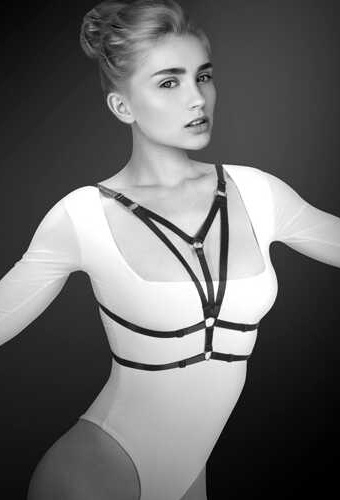 Ozdobné pruhy na výstřihu