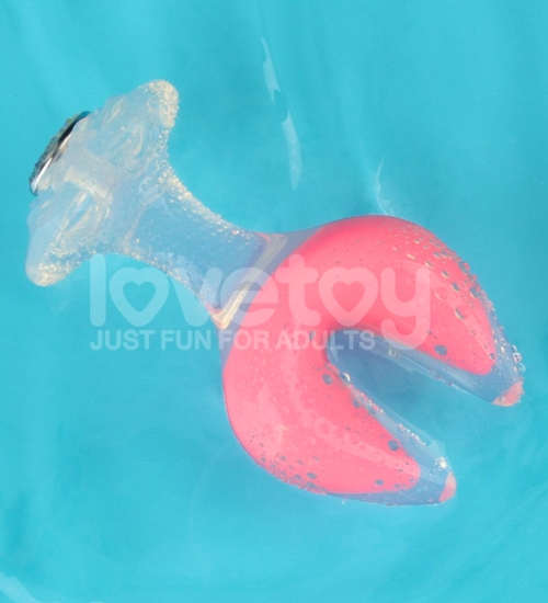 Plug svítící ve tmě