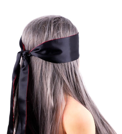 Saténová páska přes oči nebo pouta