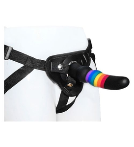 Černý strap-on s duhovými proužky a nastavitelným postrojem