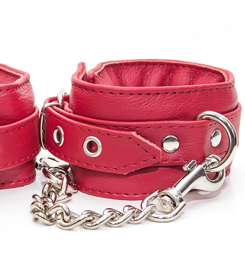 Červená pouta na nohy